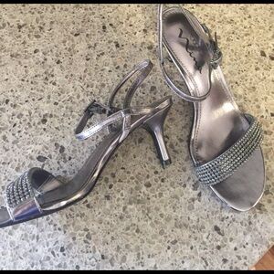 - Size 6, Touch of Nina, pewter 1 3/4 in heel